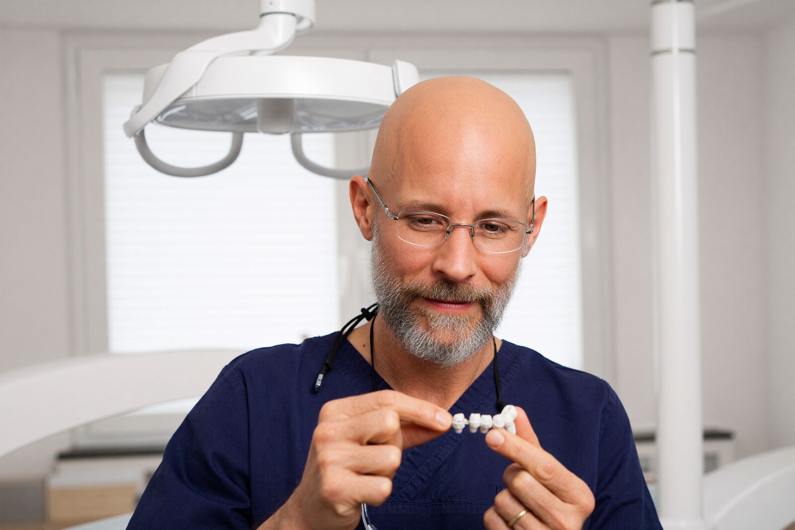 Präzise Prüfung eines Implantats. Detailarbeit bei Hauke Hellriegel